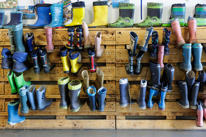 Gummi-Stiefel in einer Kita (epd-bild/Jens Schlüter)