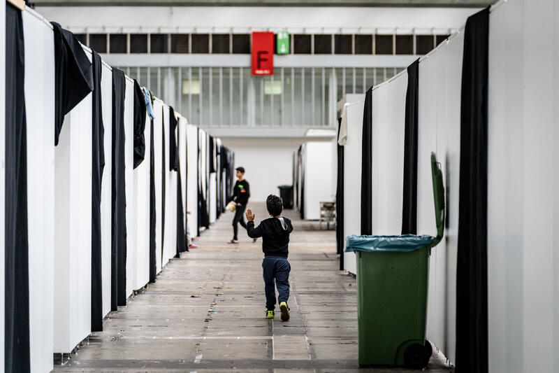 Spielende Kinder in Frankfurter Flüchtlingsunterkunft (epd-bild/Peter Jülich)