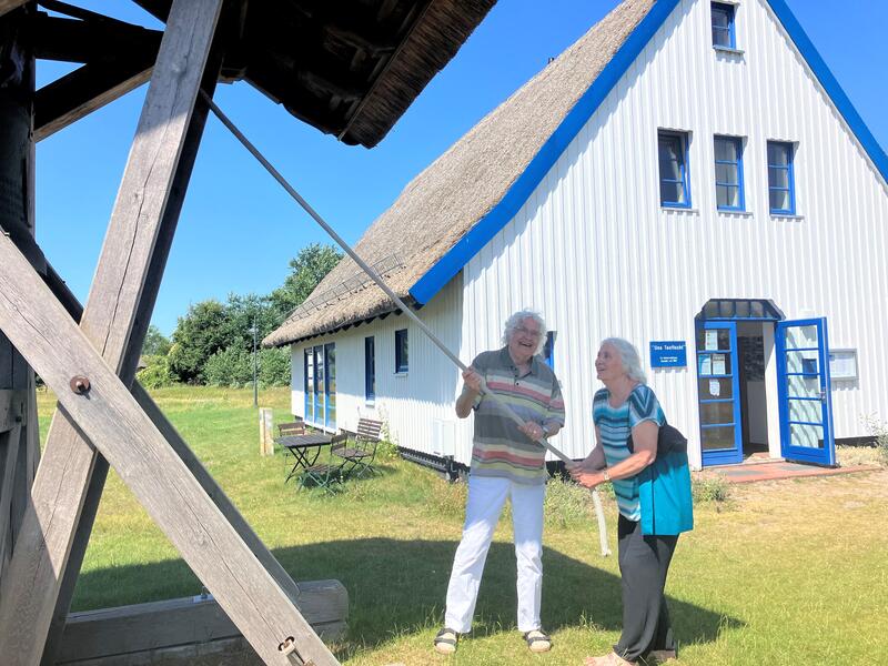 Kurpastor Klaus Grammel ist mit seiner Ehefrau Leonore in Neuendorf auf Hiddensee zu Gast. (epd-bild/Nicole Kiesewetter)